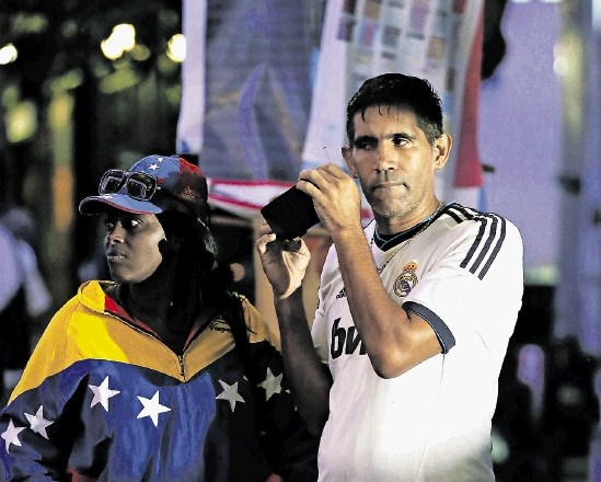 Privrženci Madura, ki so volitve pričakali s fotografijami Chaveza, niso mogli skriti razočaranja po objavi rezultatov. 