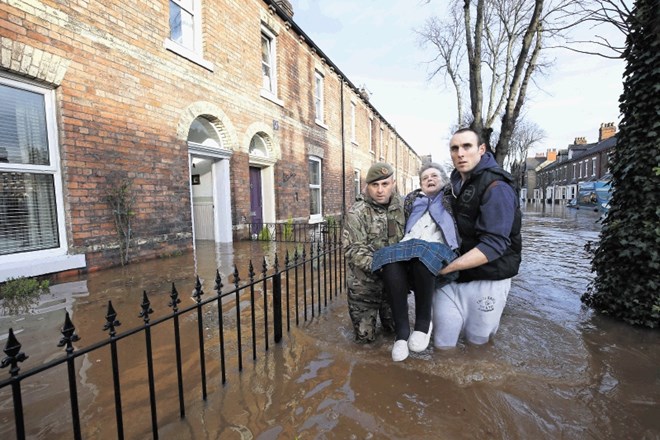 Silovit poplavni val ni ogrožal samo hiš, ampak tudi življenja. 