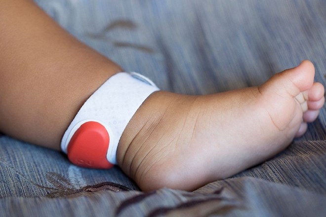 Senzor, ki ga dojenčku ovijemo okoli gležnja, na pametni telefon pošilja vse podatke, ki si jih zaželimo. 