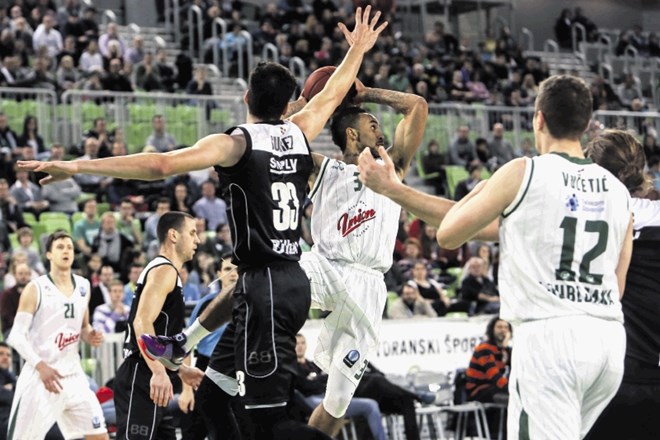 Bilbao (v črnih dresih) je v Stožicah visoko premagal ljubljanske košarkarje. 