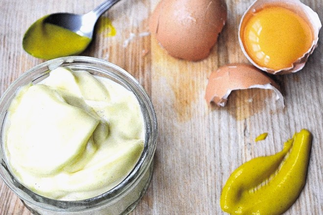 Za dobro majonezo potrebujemo sveža domača jajca in kakovostno olje. 