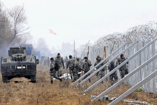 Tudi Makedonija pospešeno gradi ograjo na svoji meji z Grčijo, kjer so že nameščene enote Frontexa. 
