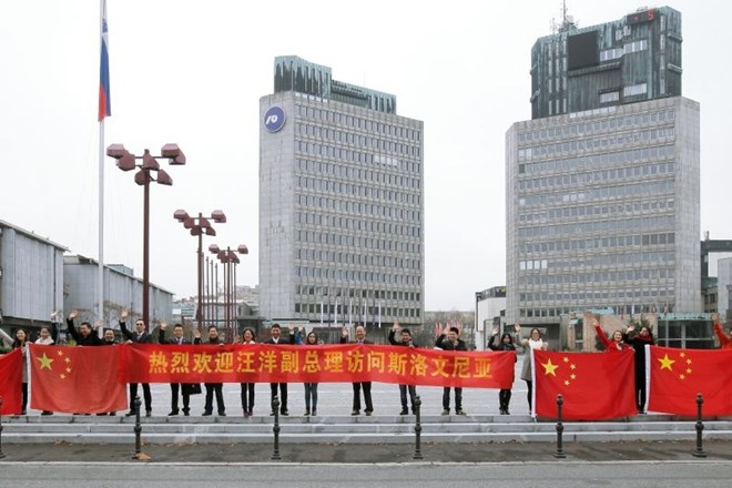 V Sloveniji živeči Kitajci pozdravljajo kitajsko delegacijo med obiskom pri nas.  