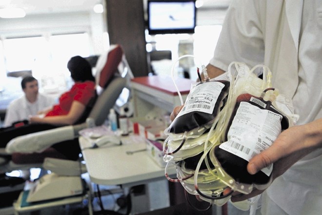 Transfuzijske medicine ni brez krvodajalcev. Krvodajalcu odvzamejo 450 mililitrov krvi, kar ne povzroči tveganja za...