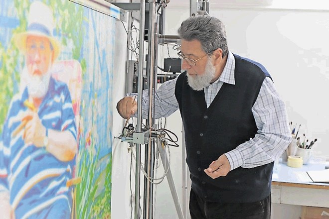 Bogoslav Kalaš s svojim strojem za slikanje ob ustvarjanju avtoportreta, ki ga je mogoče videti na razstavi. 