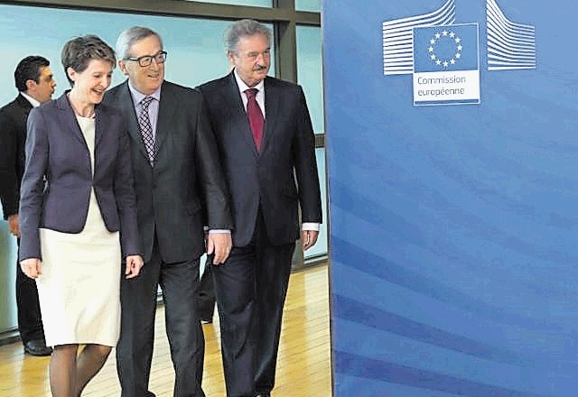 Švicarska predsednica Simonetta Sommaruga in predsednik evropske komisije Jean-Claude Juncker sta se strinjala, da je v...