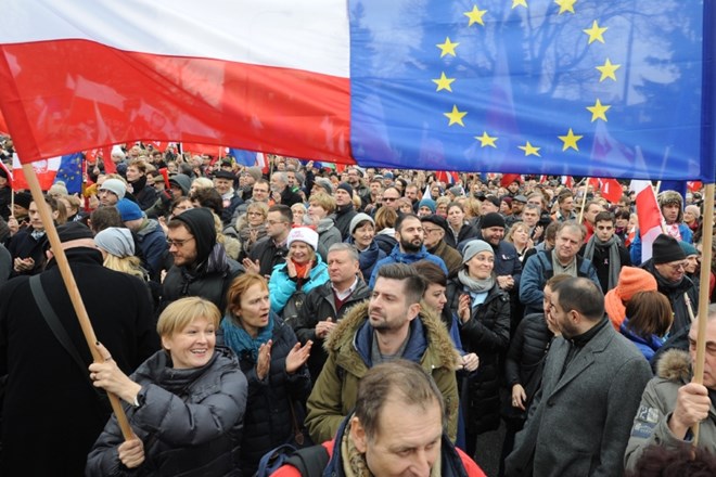 Na nedavnih demonstracijah so protestniki vihrali s poljskimi in evropskimi zastavami in vpili gesla proti diktaturi stranke...