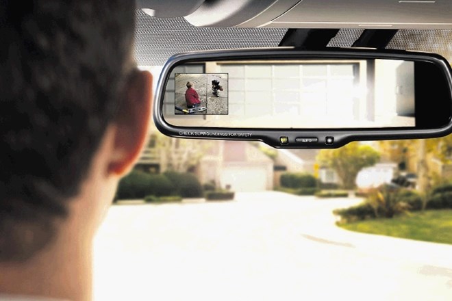 Parkirna kamera je vedno bolj razširjen in priljubljen pripomoček, ki vozniku s pomočjo monitorja pokaže, kaj se dogaja v...
