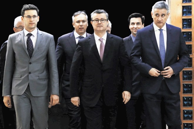 Mandatar hrvaške vlade (v sredini) poslovnež Tihomir Orešković v družbi Boža Petrova (levo) in Tomislava Karamarka. 