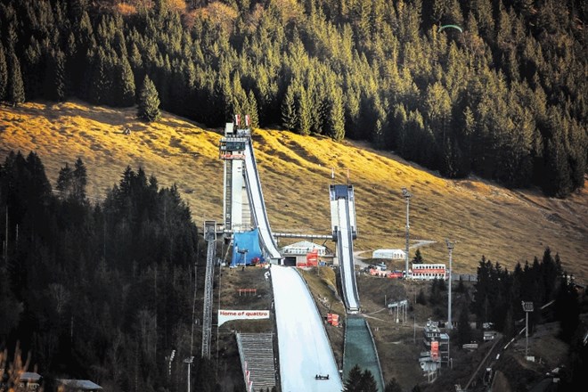 Zaradi pomanjkanja snega kulisa v Oberstdorfu ni zimska, vendar na skakalnici je dovolj snega za nemoten začetek 64....