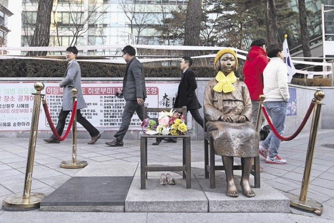 Spomenik Južnim Korejkam, ki so jih japonske okupacijske sile 35 let obravnavale kot sužnje in jih prisilile v prostitucijo....