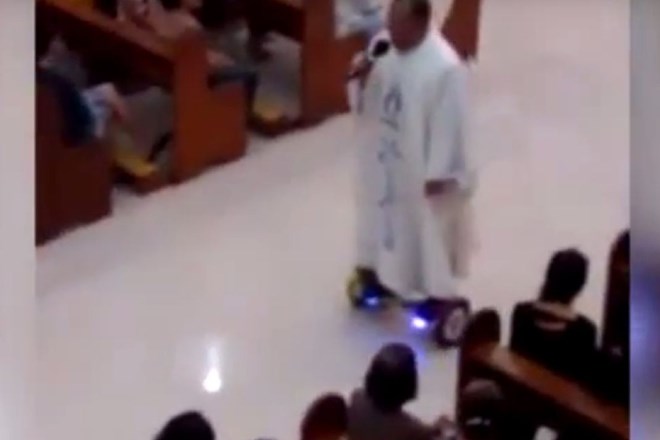 Duhovnik suspendiran zaradi uporabe električne rolke med mašo