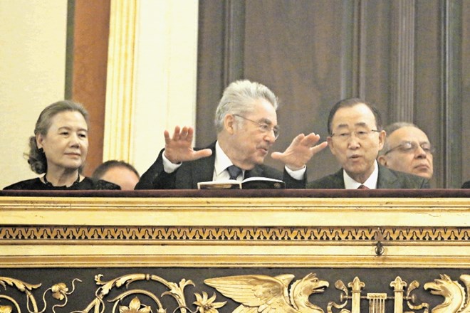 Generalni sekretar OZN Ban Ki Moon spremlja novoletni koncert dunajskih filharmonikov ob avstrijskem predsedniku Heinzu...