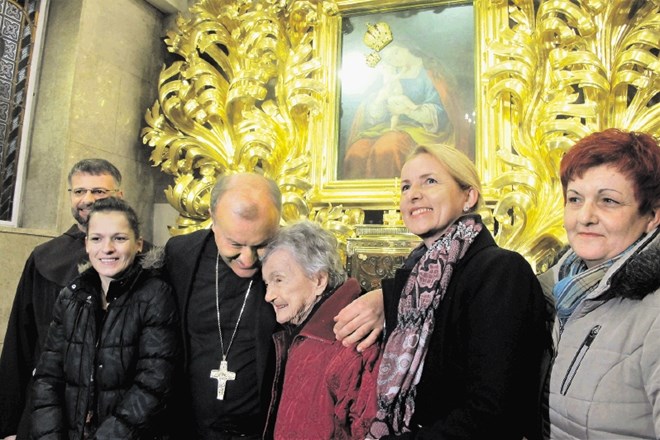 Marija Pomagaj je uresničila željo 105-letni Marti Polak, da obišče Brezje in Begunje. Tja jo je odpeljal škof Anton Jamnik....
