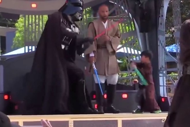 Malček pretepel Dartha Vaderja in nato še igralce, ki so ga želeli ustaviti
