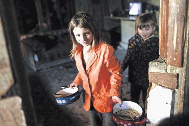 V romskem naselju Dobruška vas v občini Škocjan več deset otrok živi brez dostopa do pitne vode. 