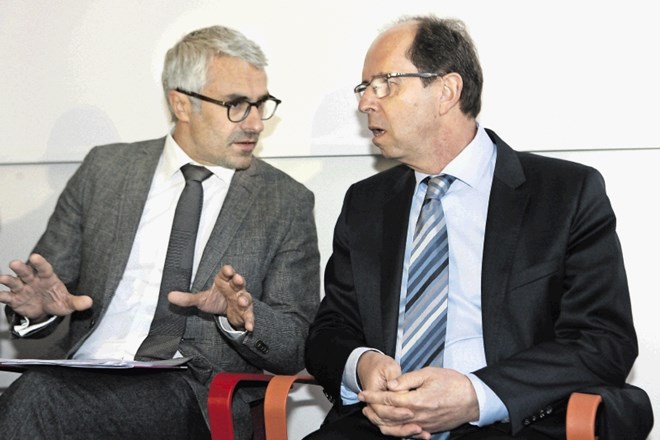 Pascal Saint-Amans (na fotografiji levo), direktor Centra za davčno politiko in administracijo OECD, in Dušan Mramor,...