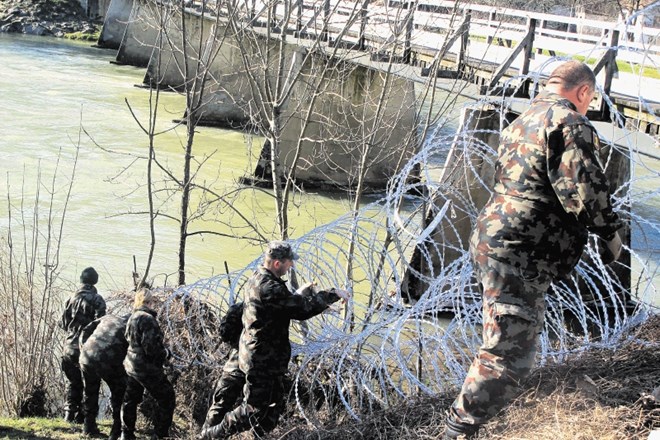 Vojaki so še včeraj  odstranjevali žico pri mejnem prehodu Sodevci. Doslej je Slovenija na meji s Hrvaško postavila 155...
