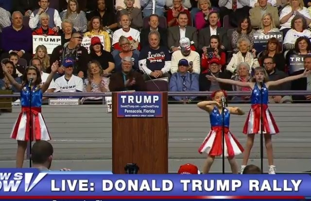 Dekleta iz skupine Freedom Kids so popestrila zborovanje Donalda Trumpa. (Foto: youtube) 