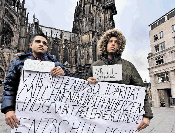 Mohamad iz Libanona in Nabil iz Maroka sta se  pred kölnsko katedralo v imenu beguncev opravičila Nemcem zaradi silvestrskega...