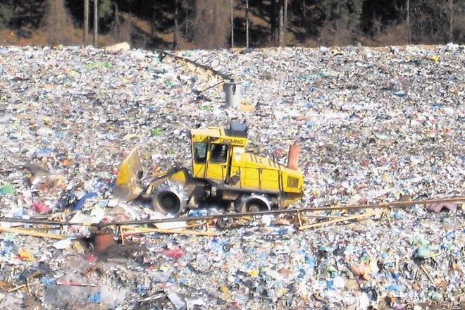 Čeprav je odločitev, da bodo kranjske odpadke vozili na deponijo mala Mežakla nad Jesenicami in ne v Ljubljano, že padla,...