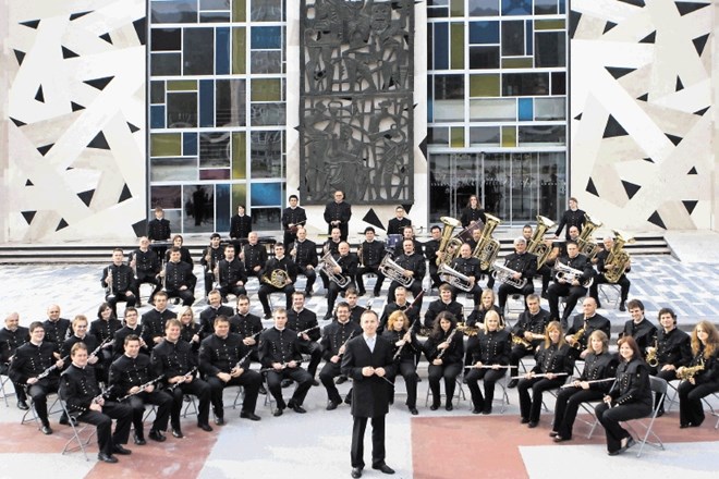 Pihalni orkester Premogovnika Velenje zadnjih 12 let vodi dirigent Matjaž Emeršič. 