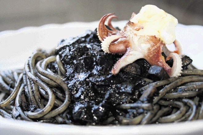 Špageti s sipo in črnilom ter lignjem za okras 