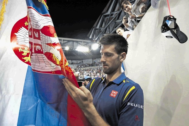 Ne glede na vse nevšečnosti  Novak Đoković v Melbournu zmaguje in podpisuje srbske zastave. 