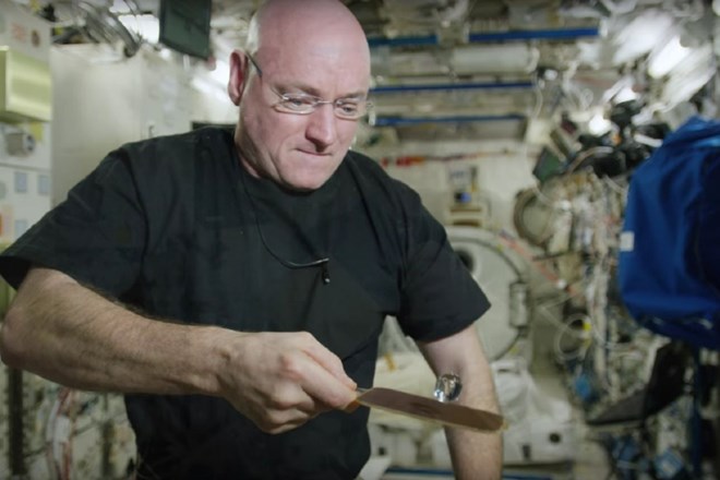 Astronavt izumil nov šport: Pingpong s kapljico vode v breztežnostnem prostoru