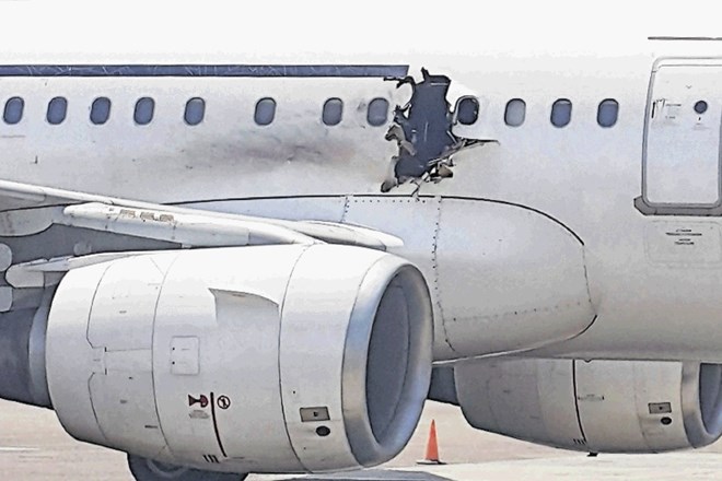 Somalijski preiskovalci trdijo, da niso našli znamenj kaznivega dejanja, pilot pa je prepričan, da je šlo za bombo. 