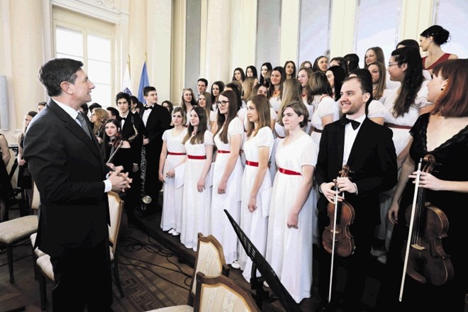 Predsednik Pahor je kranjsko gimnazijo nagradil z jabolkom navdiha
