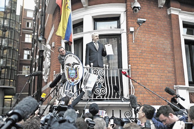Assange včeraj ni zapustil ekvadorskega veleposlaništva, ampak je le z balkona nagovoril zbrane podpornike in številne...