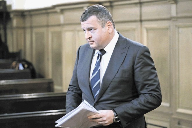 Tomaž Lovše od Dnevnika med drugim zahteva umik več spornih člankov in opravičilo, na okrožnem sodišču pa še odškodnino...