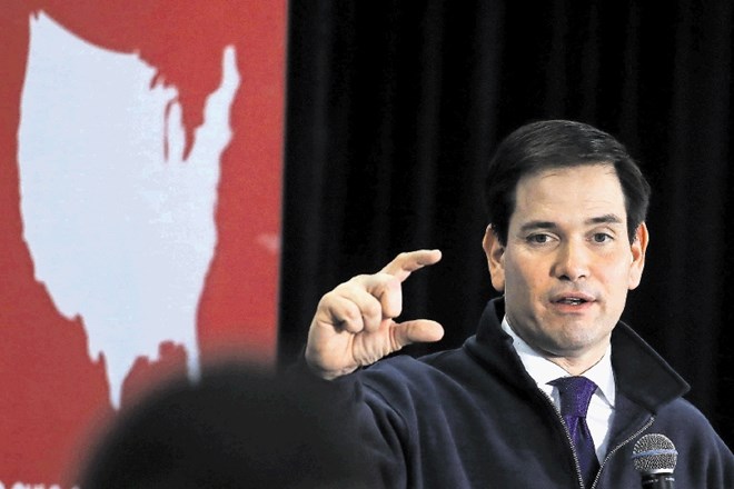 Senator Marco Rubio je zaradi uspeha v Iowi postal velika tarča tekmecev.  