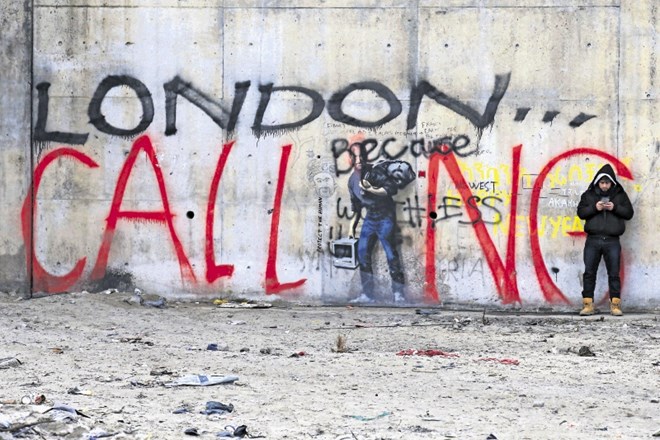 »London kliče,« sporoča napis v Džungli, kot pogovorno rečejo migrantskemu taborišču v francoskem Calaisu.  