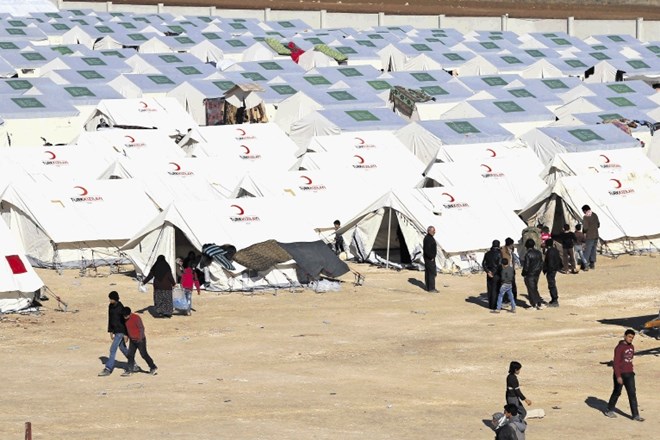 Na severu Sirije ob meji s Turčijo  rastejo nova šotorska mesta, saj na tisoče ljudi beži iz Alepa. 