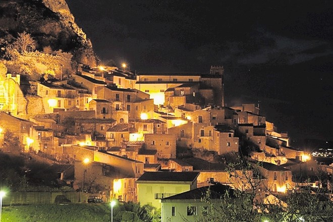 V sicilijanski vasici Sutera je nov dom našlo 40 begunskih družin. 