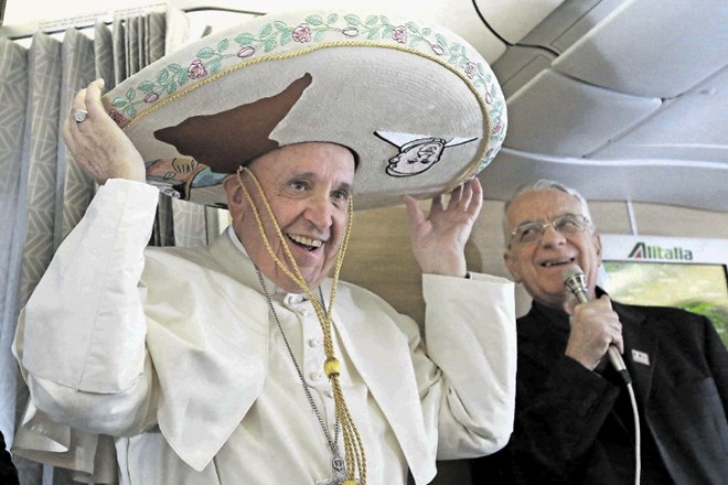 Med poletom proti Kubi in Mehiki je papež zabaval navzoče s sombrerom, ki so mu ga podarili mehiški novinarji. 