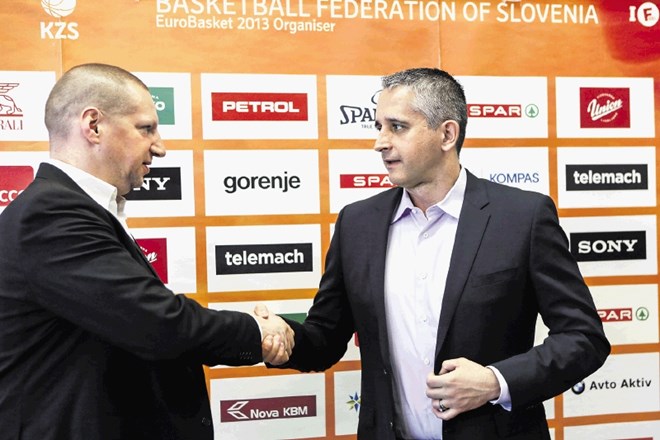Predsednik KZS Matej Erjavec (levo) in selektor Igor Kokoškov sta s stiskom rok potrdila sodelovanje. 