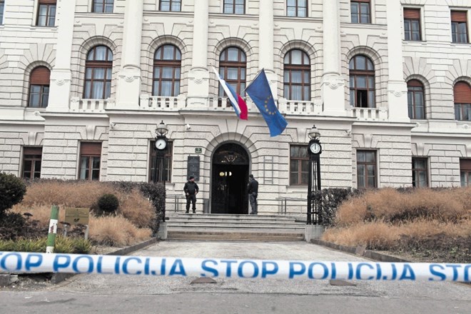 Poleg posameznih  incidentov se slovenska sodišča neredko srečujejo z  najavami bomb, zaradi katerih morajo posredovati tudi...