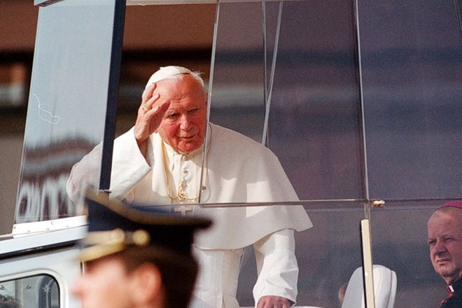 Papež Janez Pavel II med obiskom v Sloveniji leta 1999.    