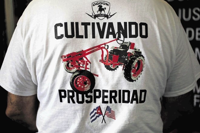 Še en znak otoplitve: David McGriff nosi majico z logotipom svojega podjetja za izdelavo traktorjev. Oblasti so podjetju iz...
