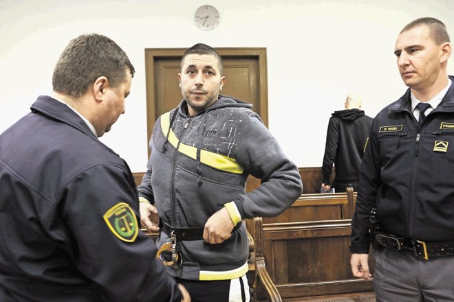Bojana Pahuljeta so na sodišče pripeljali iz ljubljanskega zapora, kjer se je znašel zaradi tatvine.
