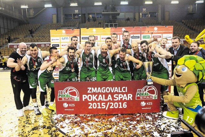 Košarkarji Krke so tretjič zapored osvojili slovenski pokal po skromni predstavi v finalu, v kateri je Lastovka dosegla zgolj...