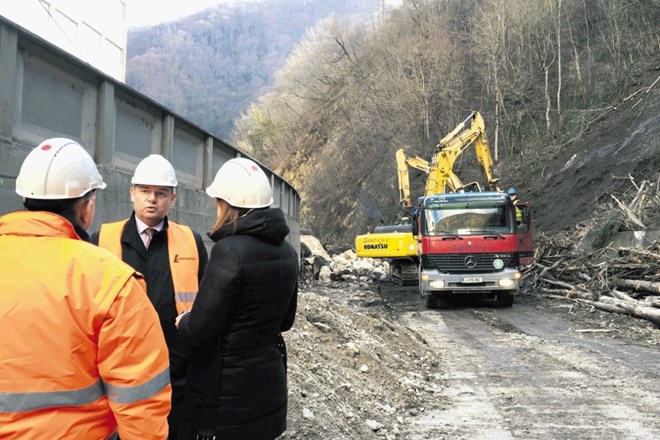 Minister za infrastrukturo Peter Gašperšič se je v družbi županje Jasne Gabrič seznanil s potekom odstranjevanja posledic...