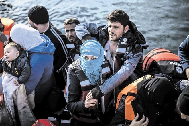 Begunci se s čolni prebijajo iz turških voda do grških obal.