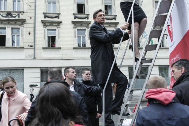 Se še spomnite, kako je  predsednik države Borut Pahor za maturantkami vpil: »Dajmo, miška mala…?« (Foto: Luka Cjuha)