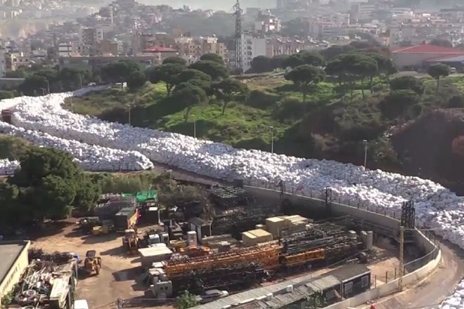 Kaj se lahko zgodi, ko odpove politika: reka smeti na ulicah Bejruta