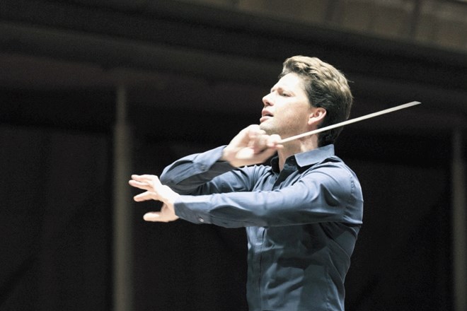 Kot dirigent je Julian Rachlin analitično povsem pripravljen in zanesljiv, prizadevno se mu je odzival tudi orkester.