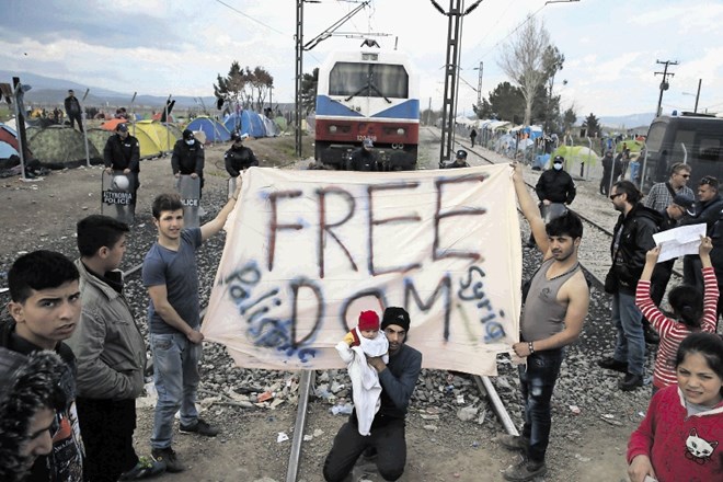 V Grčiji obtičali migranti so pred mejnim prehodom z Makedonijo včeraj vnovič protestirali proti pripiranju meja proti...